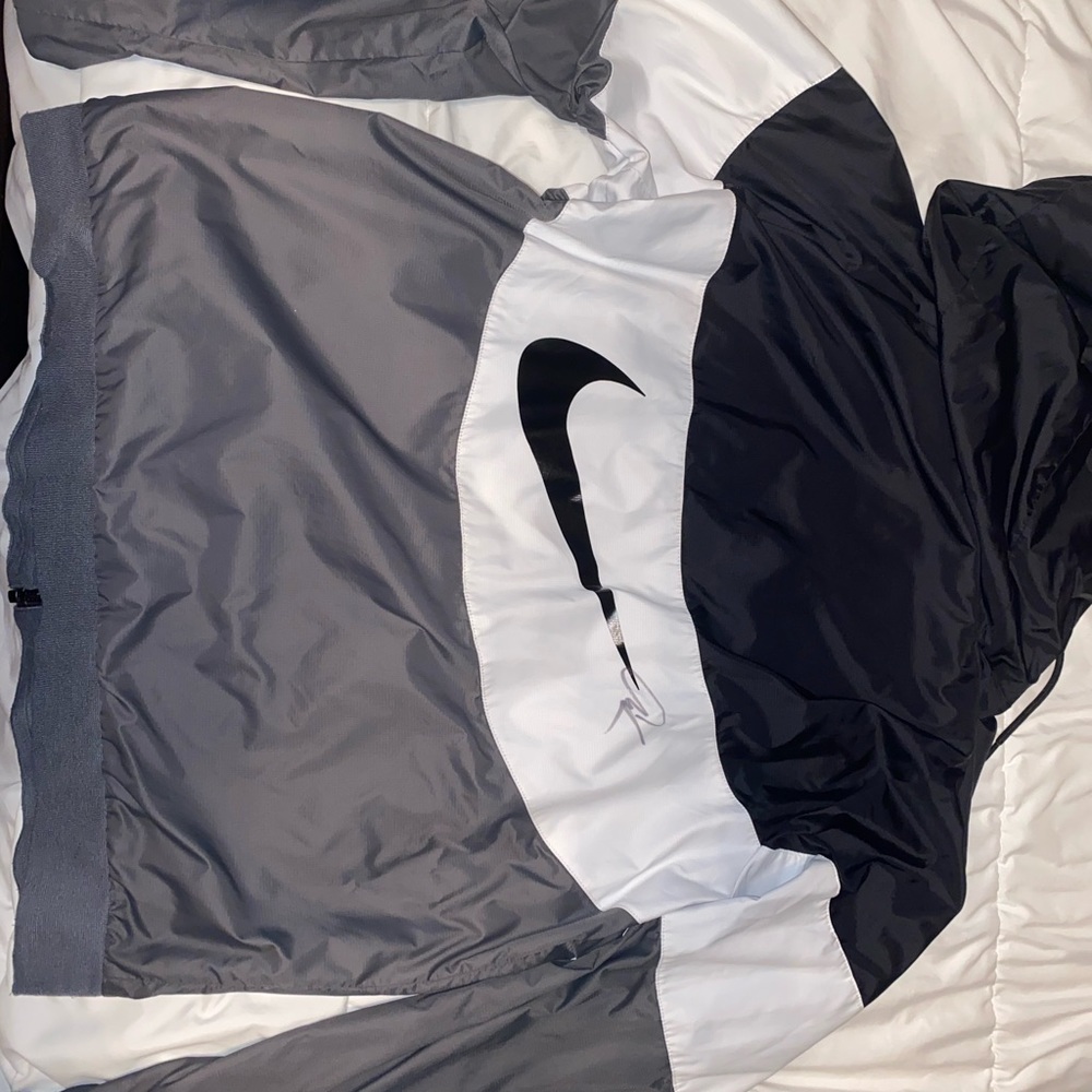 Nike windbreaker, size Large- hmu 4 bundles with other item’s